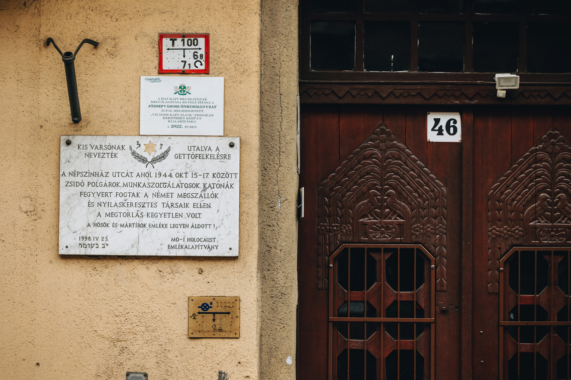 Emléktábla a Népszínház utca 46. előtt