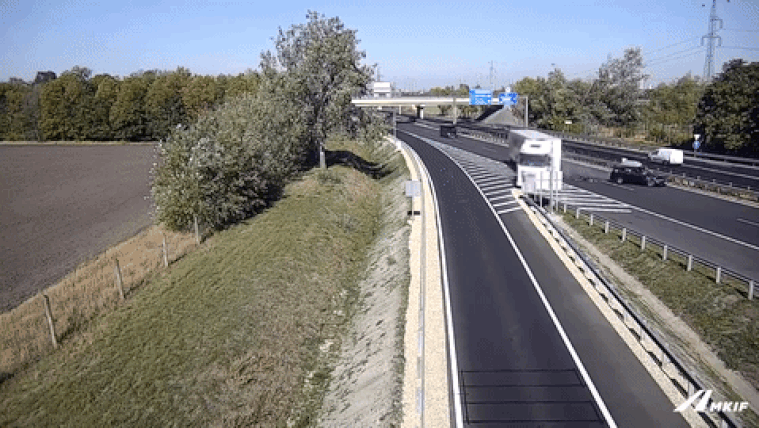Az utolsó pillanatban gondolta meg magát a kamionos az M1-esen, hatalmas borulás lett belőle