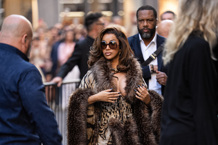 Cardi BJóval azelőtt, hogy Grammy-díjas rapper lett volna, Cardi B a New York-i Tribeca negyedben található Amish Market pénztárosaként dolgozott
