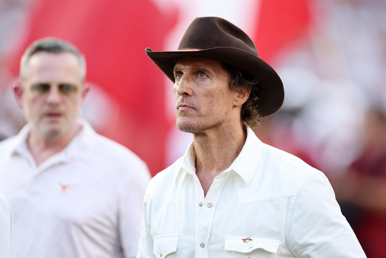 Matthew McConaugheyMielőtt Matthew McConaughey befutott volna a Tökéletlen idők című filmben játszott szerepével, egy texasi golfpályán dolgozott, ahol a homokcsapdákat gereblyézte.„Összesen 77 homokcsapdánk volt