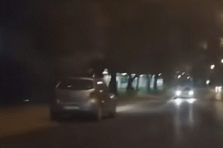 Hajmeresztő manővert vettek videóra, forgalommal szemben, világítás nélkül vezetett egy idős nő