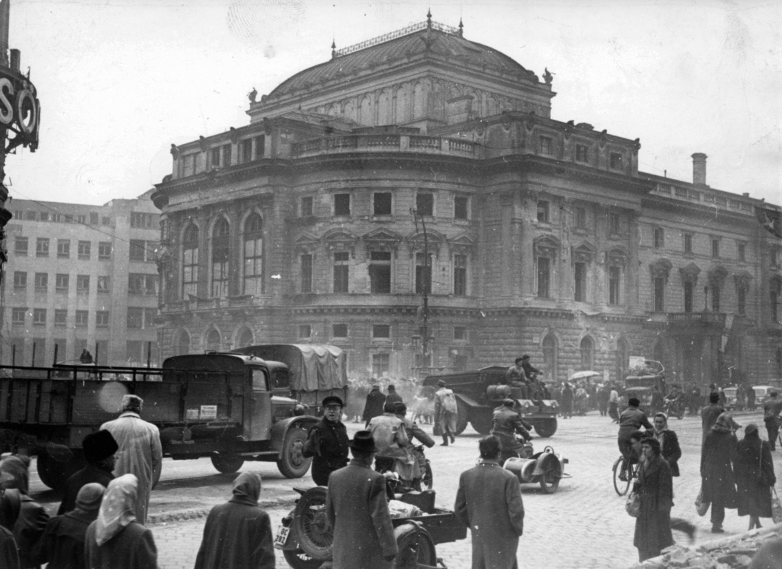 Rákóczi út – Nagykörút kereszteződés. Blaha Lujza tér, a Nemzeti Színház és balra a Szabad Nép székháza a Lenin (ma Erzsébet) körút felől nézve, 1956
