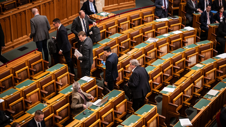 Elszabadultak az indulatok a parlamentben, miután egy tiszás azt kiabálta: „mocskos paraszt”