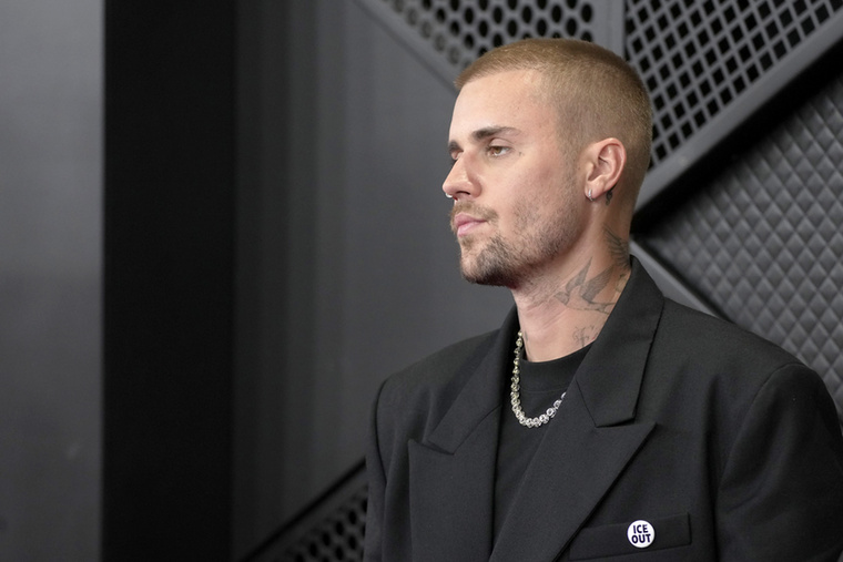 Justin Bieber karácsonyi magángépe&nbsp;Justin Bieber 2014 karácsonyán egy magángépen pózolva tett közzé fotót, amelyből sokan arra következtettek, hogy az énekes egy egész repülőt kapott ajándékba