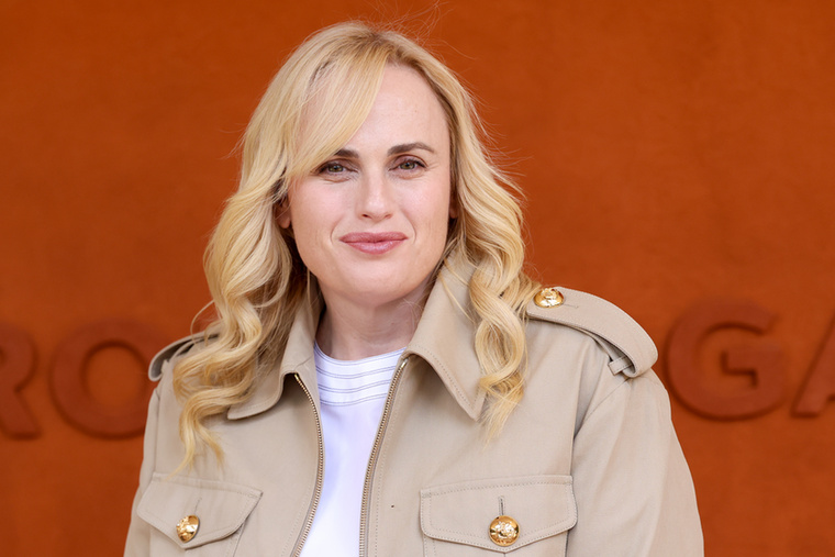 Rebel Wilson – KoszorúslányokRebel Wilson a Koszorúslányok egyik legemlékezetesebb szereplője, ez kétségtelen, pedig a szerepért állítólag mindössze 3500 dollárt kapott.&nbsp; A 2011-es film közel 325 millió dollárt termelt világszerte, Wilson rövid, de emlékezetes szereplése pedig sok néző figyelmét felkeltette