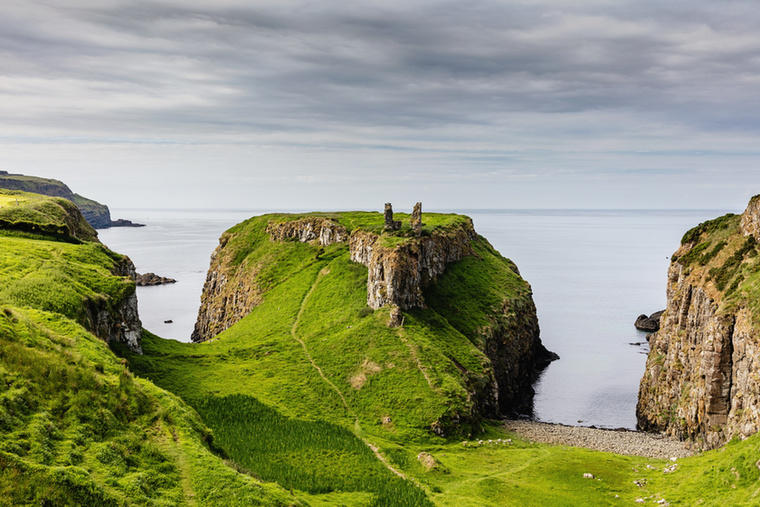 Antrim megye partvidéke, Észak-ÍrországAz északír partvidék legismertebb látnivalói közül több is Antrim megyében található: itt van az Óriások útja, a Carrick-a-Rede függőhíd és a sziklák oldalába épített Gobbins ösvény