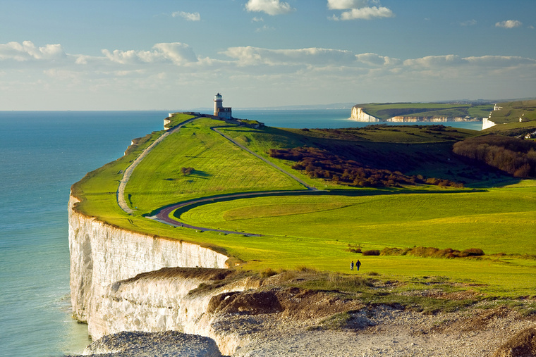 Beachy Head, AngliaA hófehér sziklafal és az alatta álló piros-fehér világítótorony miatt Beachy Head az angol déli part egyik legismertebb látképe