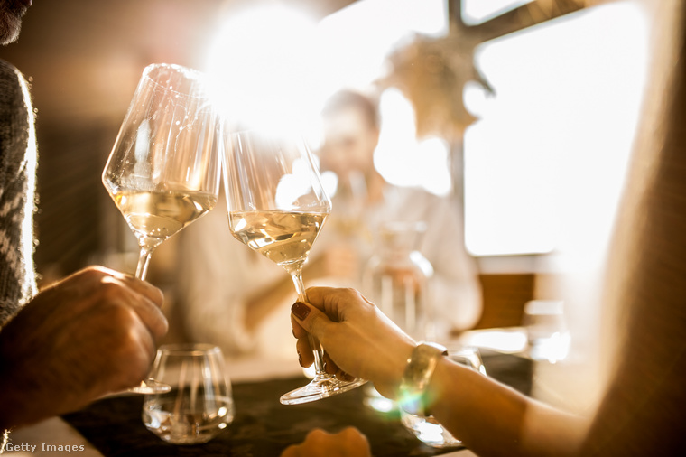 A kék zónákban az alkohol általában nem önmagában jelenik megA görög Ikarián és más, kék zónának nevezett területeken a bor valóban gyakran a hosszú, közös étkezések része, azonban nem néhány gyors ital elfogyasztásáról van itt szó