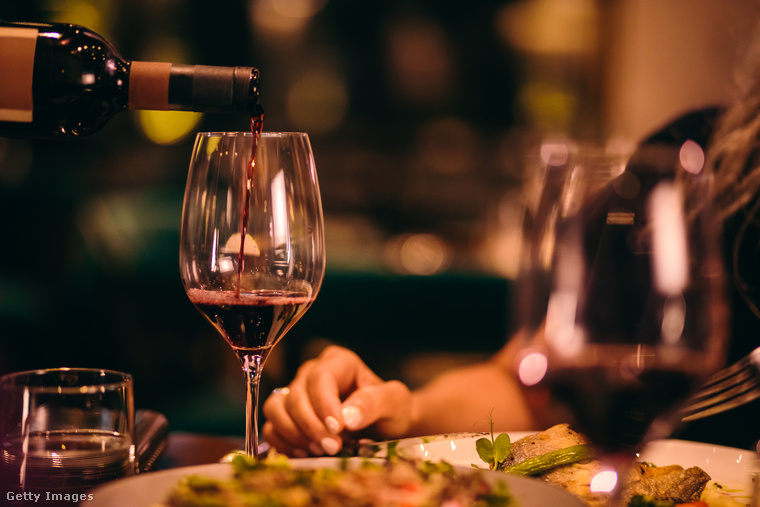 A tudomány jelenleg nem javasolja, hogy az egészség kedvéért igyunkAbban alapvetően egyetértés van a szakértők között, hogy a túlzott alkoholfogyasztás káros, arról viszont nincs biztos bizonyíték, hogy kis mennyiségben nettó egészségügyi előnyt jelentene