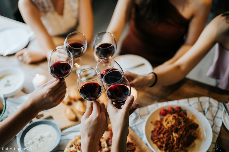 Kis mennyiségű alkohol mellett is nőhet bizonyos daganatok kockázataMiközben a szív-érrendszeri eredmények egy része kedvező összefüggéseket mutat, más betegségeknél már jóval kevésbé megnyugtató a kép