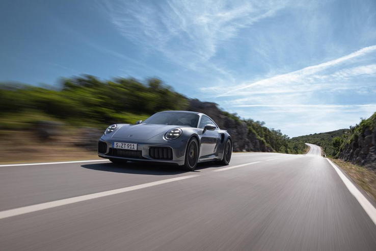 Zuhannak a Porsche eladásai, de a 911-es még mindig sláger