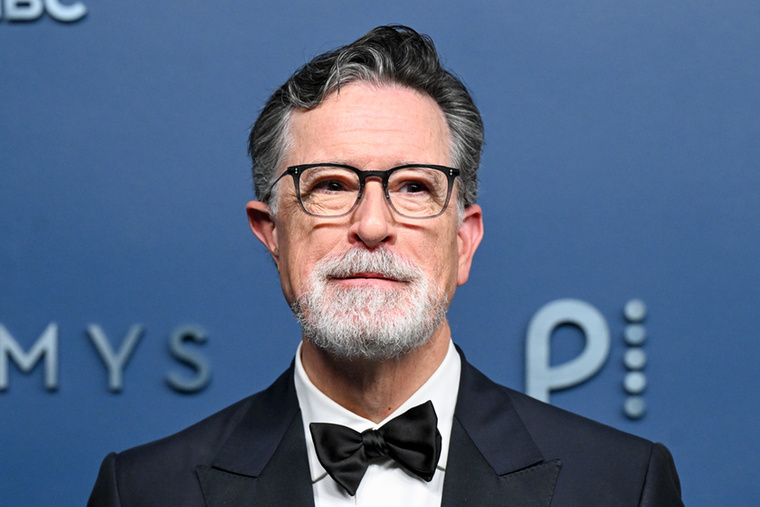 Stephen ColbertStephen Colbert humorista életét 1974-ben egyik napról a másikra megváltoztatta egy repülőgép-szerencsétlenség