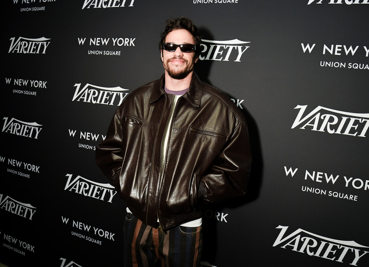 Pete Davidson&nbsp;Pete Davidson mindössze hétéves volt, amikor édesapja, Scott Davidson New York-i tűzoltóként életét vesztette a World Trade Center elleni 2001