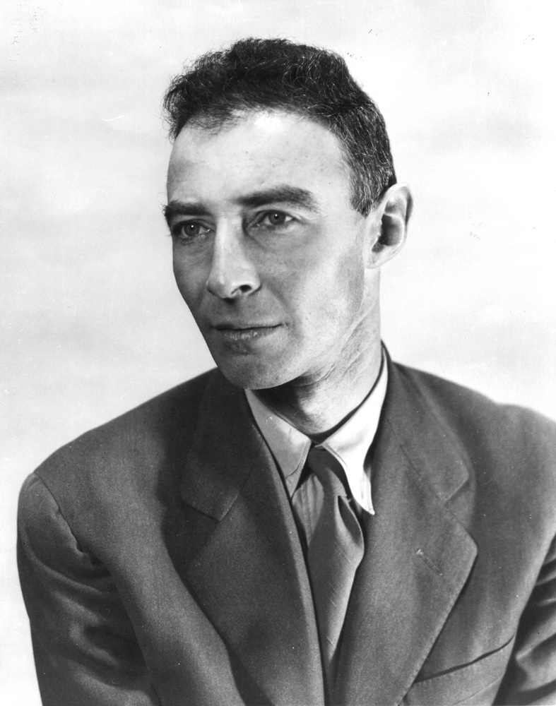 Robert Oppenheimer – az atombombaRobert Oppenheimer a Manhattan-terv tudományos vezetőjeként az első atomfegyver létrehozásának egyik központi alakja volt