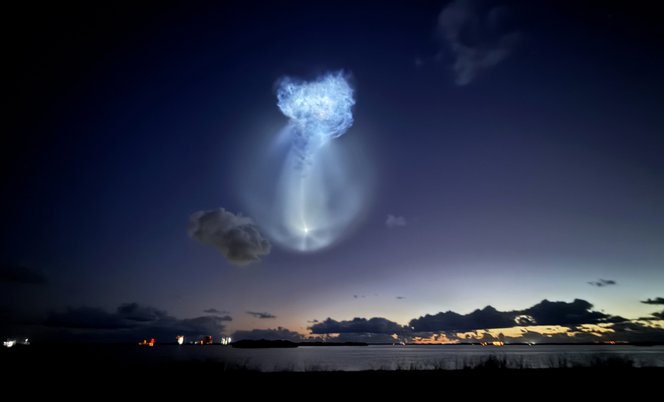 Hatalmas világító medúza jelent meg az égen egy SpaceX rakéta indítása után