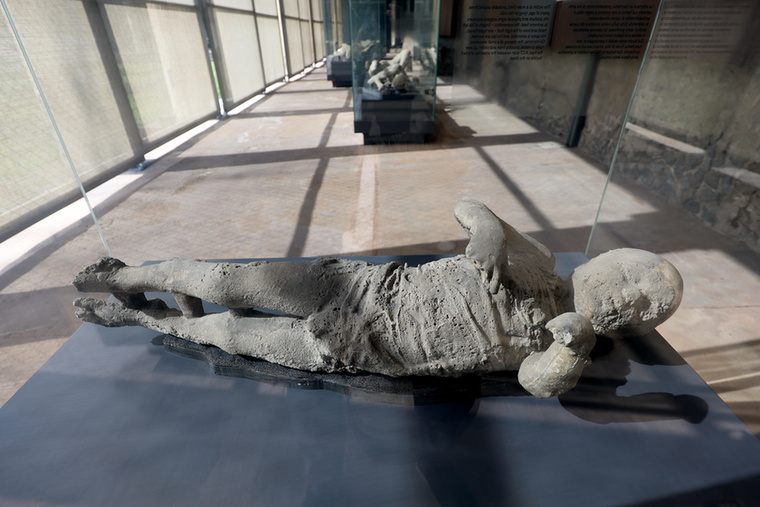 Pompeji nem csak a halottak történeteA város lakosságát gyakran körülbelül húszezer főre becsülik, miközben eddig nagyjából 1300 áldozat maradványait találták meg