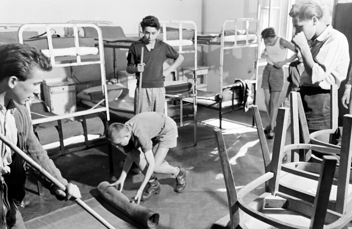 Meredek utca 1., Sashegyi Arany János Általános Iskola és Gimnázium, hálószoba a kollégiumban, 1958