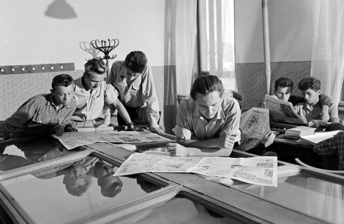 Meredek utca 1., Sashegyi Arany János Általános Iskola és Gimnázium, kultúrszoba a kollégiumban, 1958