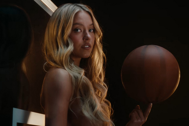 Sydney Sweeney megint meztelen, és még mindig élvezi