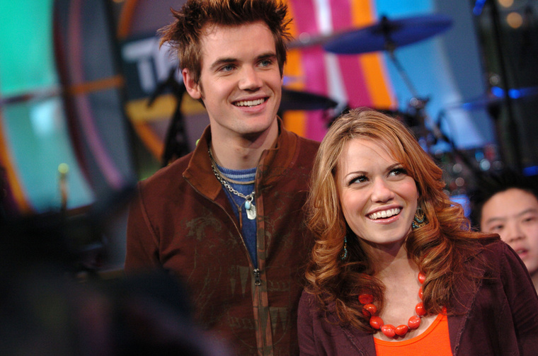 Bethany Joy Lenz és Tyler HiltonA Tuti gimi két szereplője egy időben közel került egymáshoz, Tyler Hilton későbbi elmondása szerint azonban Bethany Joy Lenz akkori vallási közössége nem támogatta a kapcsolatot