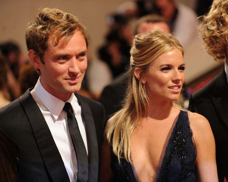 Jude Law és Sienna MillerJude Law és Sienna Miller 2004-ben jegyezték el egymást, egy évvel később azonban nyilvánosságra került, hogy Law viszonyt folytatott a gyerekei dadájával