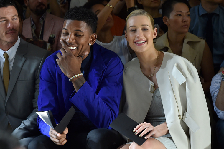 Iggy Azalea és Nick YoungIggy Azalea és Nick Young kapcsolata 2016-ban került válságba, akkor kis híján fel is bontották az eljegyzésüket