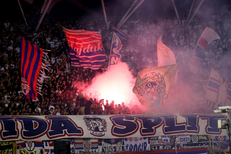 „Kelj fel, Adolf” – náci rigmusokkal vonultak a Hajduk szurkolói az Ajax elleni meccsre Splitben