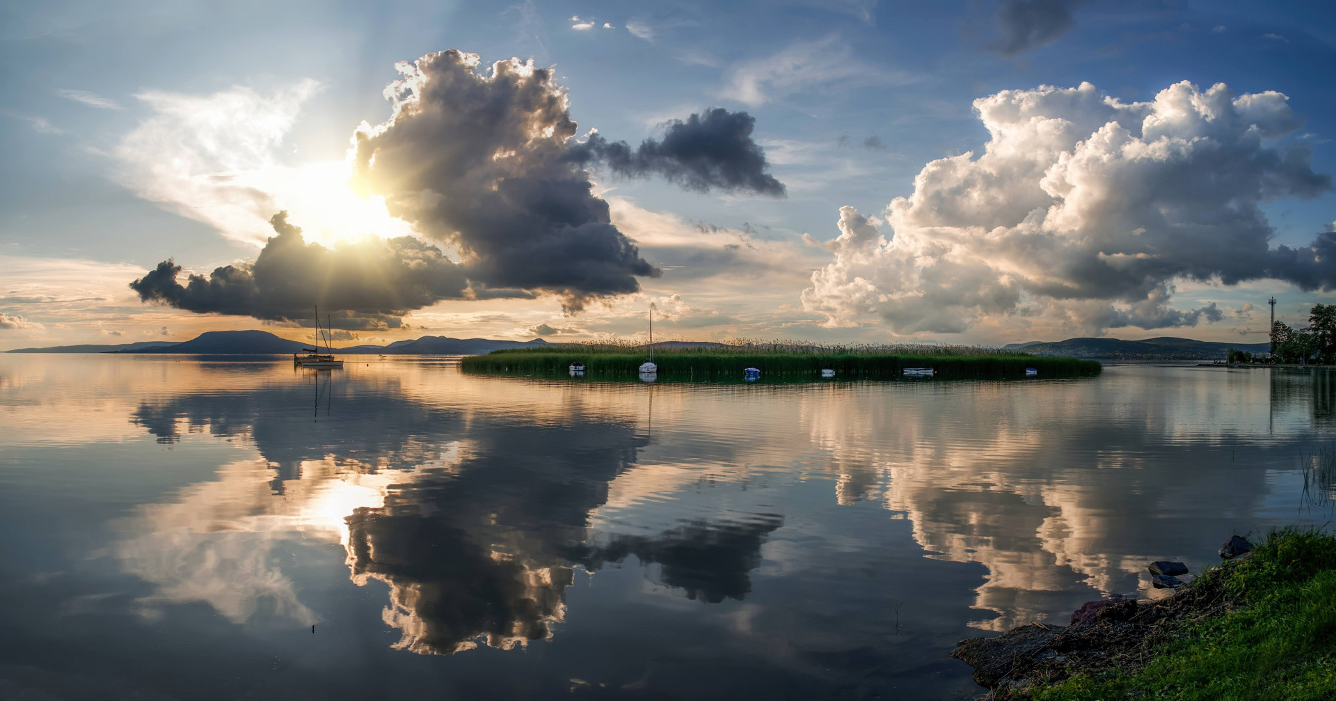 A Balaton ezer arcát mutatja meg a képeivel