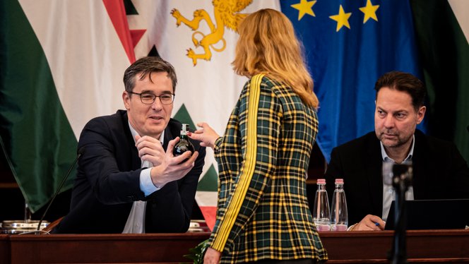 Feszült vita után gyorsan véget ért a&nbsp;rendkívüli ülés, előkerült egy üveg Unicum is