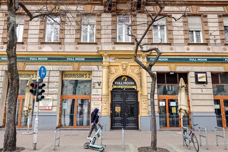 Hajszálon múlott a tragédia: Az emeletről ugrott a bulizók közé egy fiatal a Morrison 2-ben