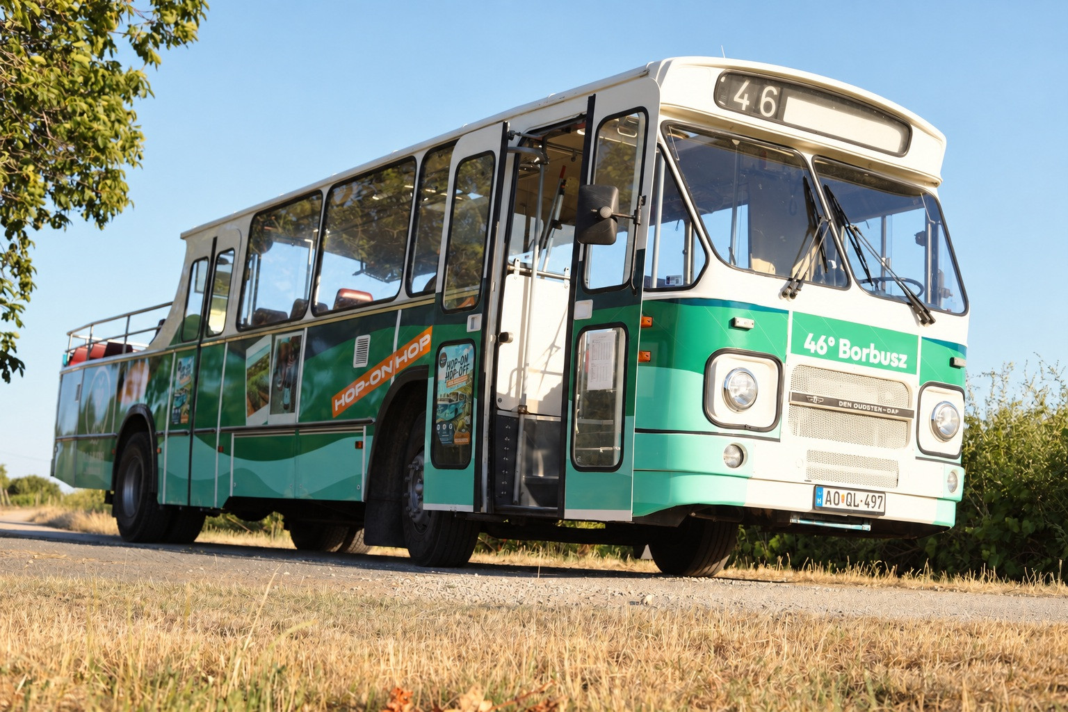 Egy 1980-as DAF félkabrió busszal szállítják az utasokat