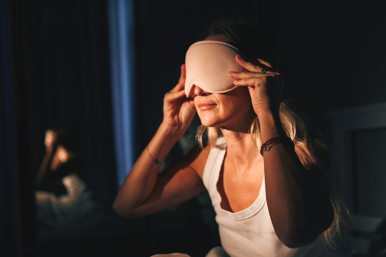 Nem tudta eldönteni, álmodik vagy hallucinálA teljes sötétségben Aran egy idő után rendkívül éles képeket kezdett látni