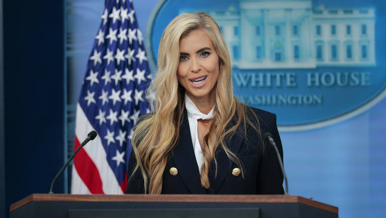 Még el sem kezdődött igazán a munkája, öt nap után távozik Donald Trump sajtótitkára