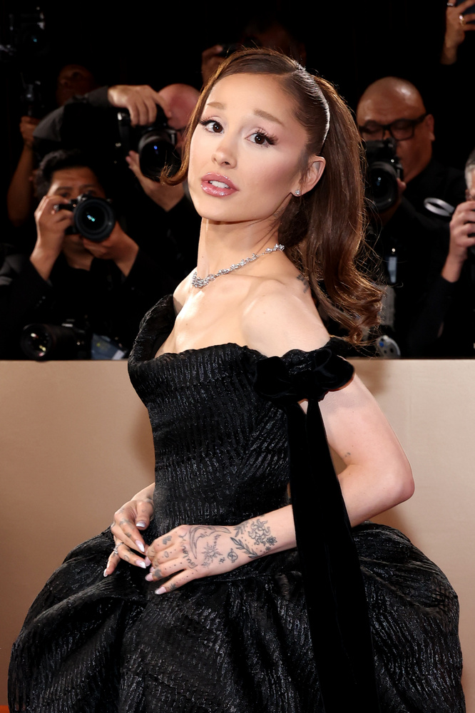 Ariana GrandeAriana Grande 2026 júniusában elindította a Brighter Days Ahead Foundation nevű alapítványát, amely kisebb nonprofit szervezeteket támogat többek között az LGBTQ+ közösség jogainak védelmében, a mentális egészségügyben és a krízishelyzetek kezelésében