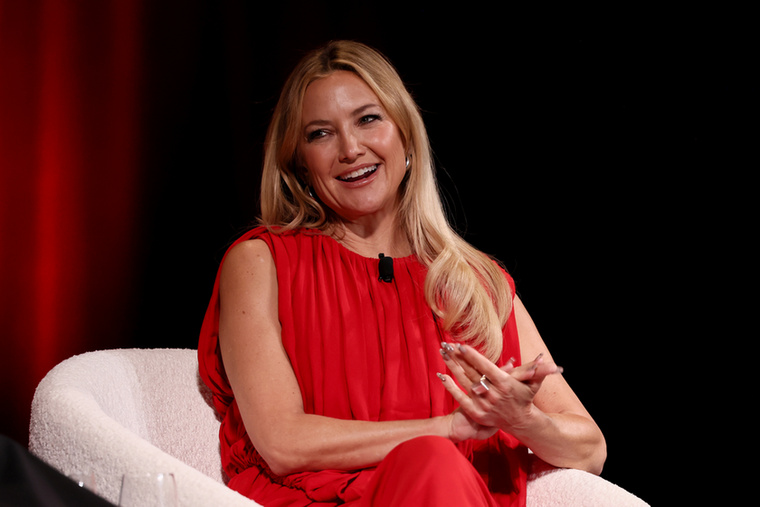 Kate HudsonMég egy 2014-es interjúban árulta el a színésznő, hogy ő és édesanyja, Goldie Hawn „látnak halott embereket”.„Ez nem igazán látás, inkább egy szellem érzékelése