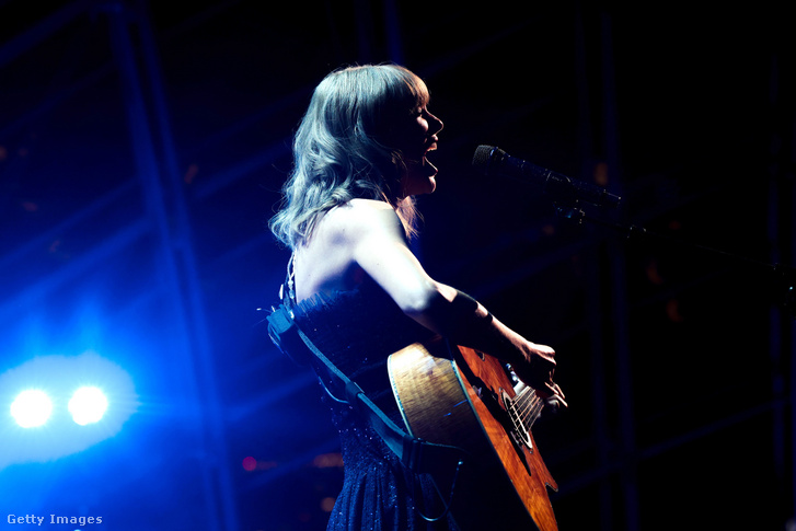 Taylor Swift a színpadon lép fel az Academy Museum of Motion Pictures hatodik éves gáláján, amelyet a Rolex partnerségével rendeztek meg 2026. október 17-én