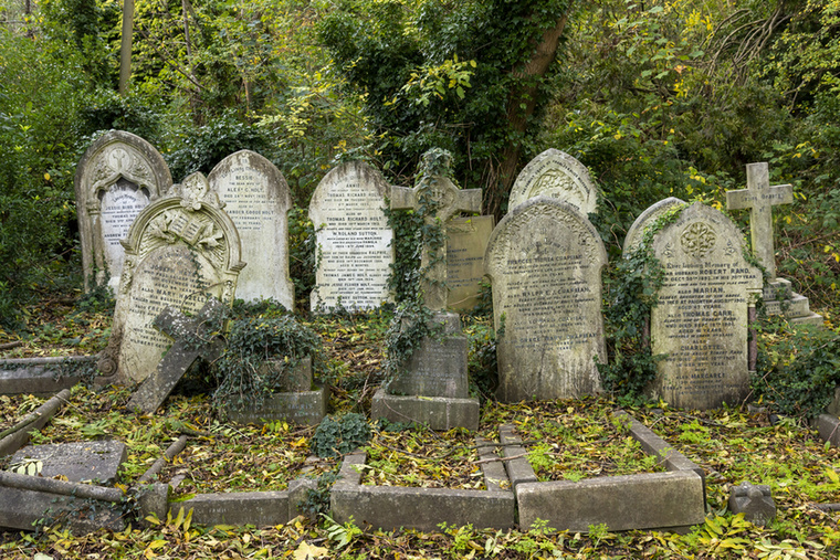 Sírok egymás hegyén-hátánA londoni Highgate temetőben 1839 óta közel 200 ezer embert temettek el
