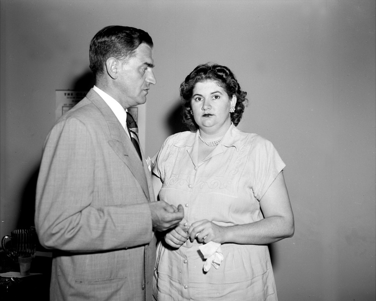 Martha Beck a bíróságonAz 1949-es felvételen az előzőekben említett Martha Beck az ügyvédjével látható a bronxi bíróságon