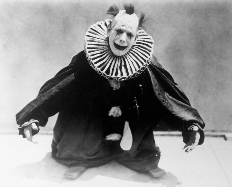 Lon Chaney hátborzongató bohócaA fotó Lon Chaneyt mutatja az 1928-as A vén bolond című némafilmben