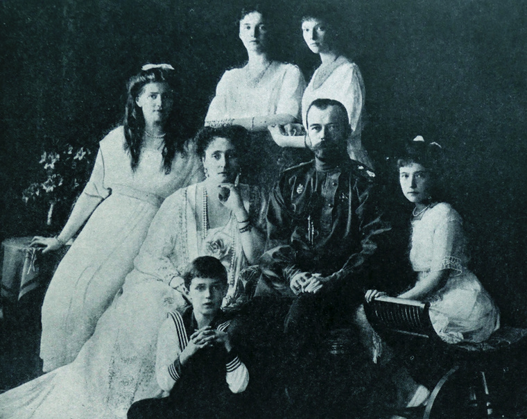 A Romanov család a kivégzés előttA Romanovokról készült családi kép 1914-ből származik