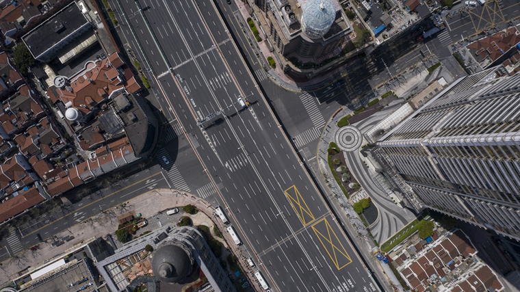 Egy kihalt metropolisz2020-ban, a koronavírus-járvány időszakában, a sanghaji lezárások idején készült ez a kép, ami azért különös, mert egy több mint 25 milliós város utcái szinte teljesen üresek rajta