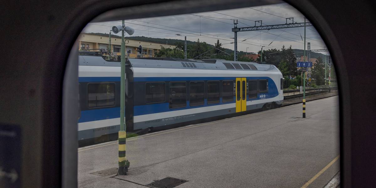 Hatalmas üvegfalakat kaphat az egyik balatoni vasútállomás, de két másik is megújul