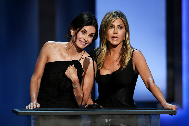 Jennifer Aniston és Courteney CoxA Jóbarátok 1994-es indulása után hamar világhírűvé vált, ám a Counting Crows frontembere, Adam Duritz állítása szerint kezdetben még Jennifer Anistont sem ismerte fel, amikor 1995-ben találkoztak egy hollywoodi klubban