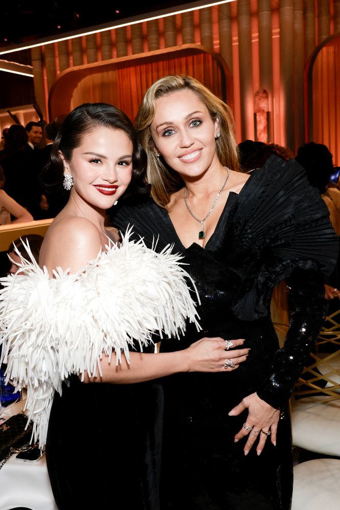 Selena Gomez és Miley CyrusSelena Gomez és Miley Cyrus a Disney Channel sztárjaiként ugyanazzal a fiúval, Nick Jonasszal randiztak, ám a közös ex nem állt a barátságuk útjába