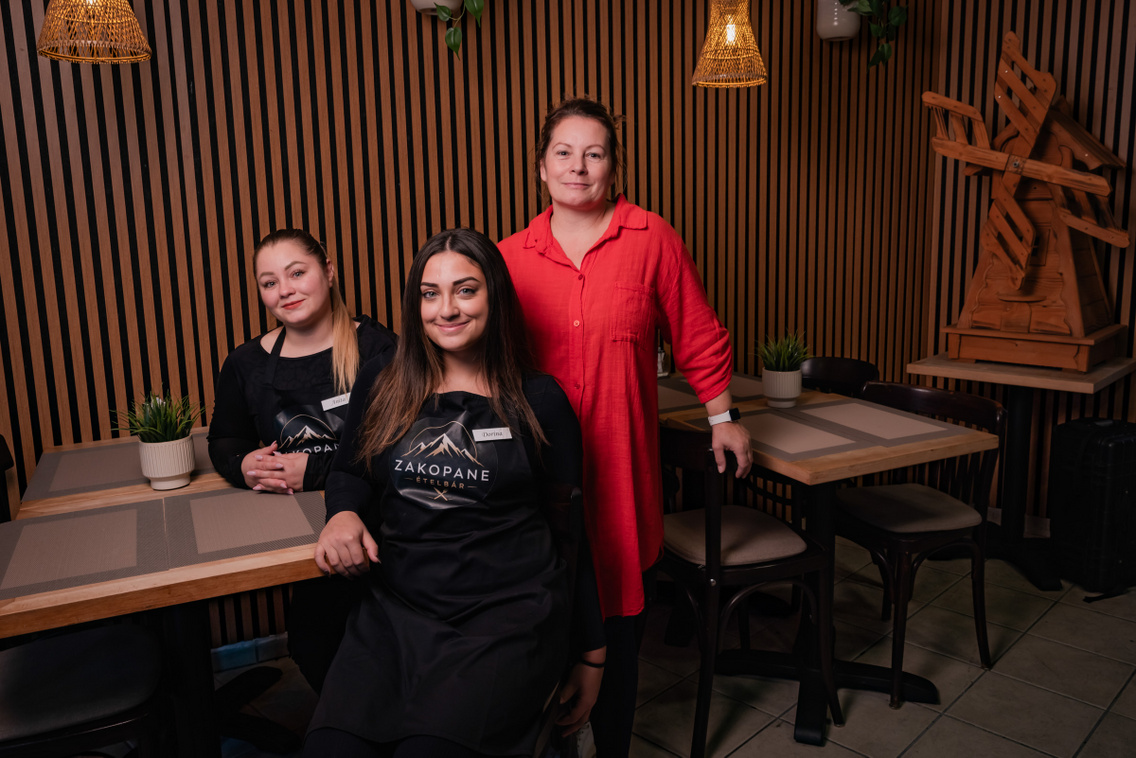 Anita, Dorina és édesanyjuk
