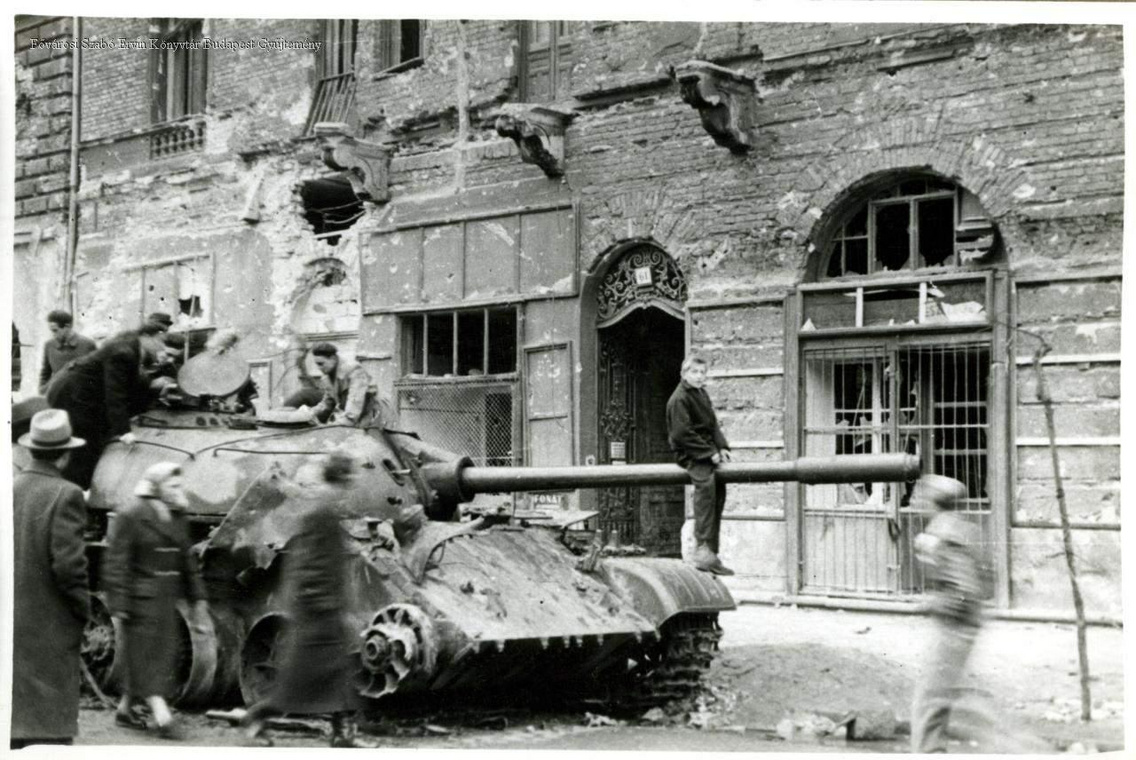Harcképtelenné tett szovjet T–54-es harckocsi az Üllői út 61. szám alatti ház előtt