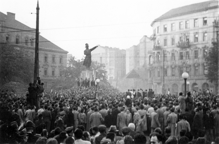 Bem József tér, tüntetés 1956. október 23-án a Bem szobornál. Háttérben balra az egykori Radetzky laktanya.