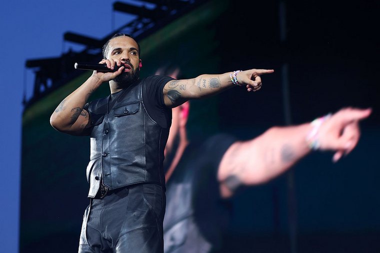 DrakeDrake köztudottan rajong a medencékért, és egyszer azt is elárulta, hogy az egyik életcélja a világ legnagyobb magánmedencéjének megépítése