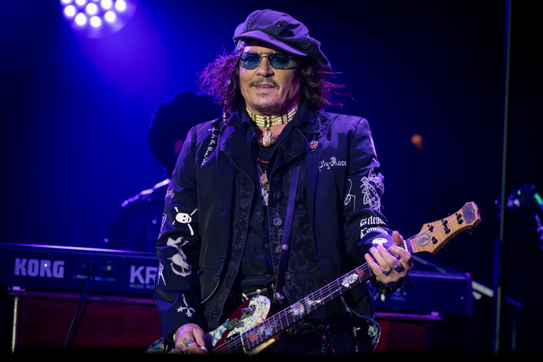 Johnny DeppJohnny Depp 2001-ben vásárolt meg egy birtokot, amely tulajdonképpen egy egész falu a francia Riviéra közelében, Saint-Tropez-tól mintegy 27 kilométerre