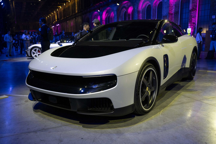 Leértékelte megosztó villanyautóját a Ferrari